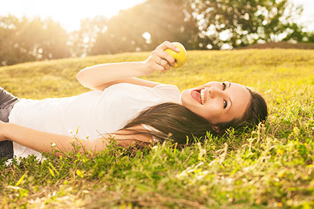 woman eating apple